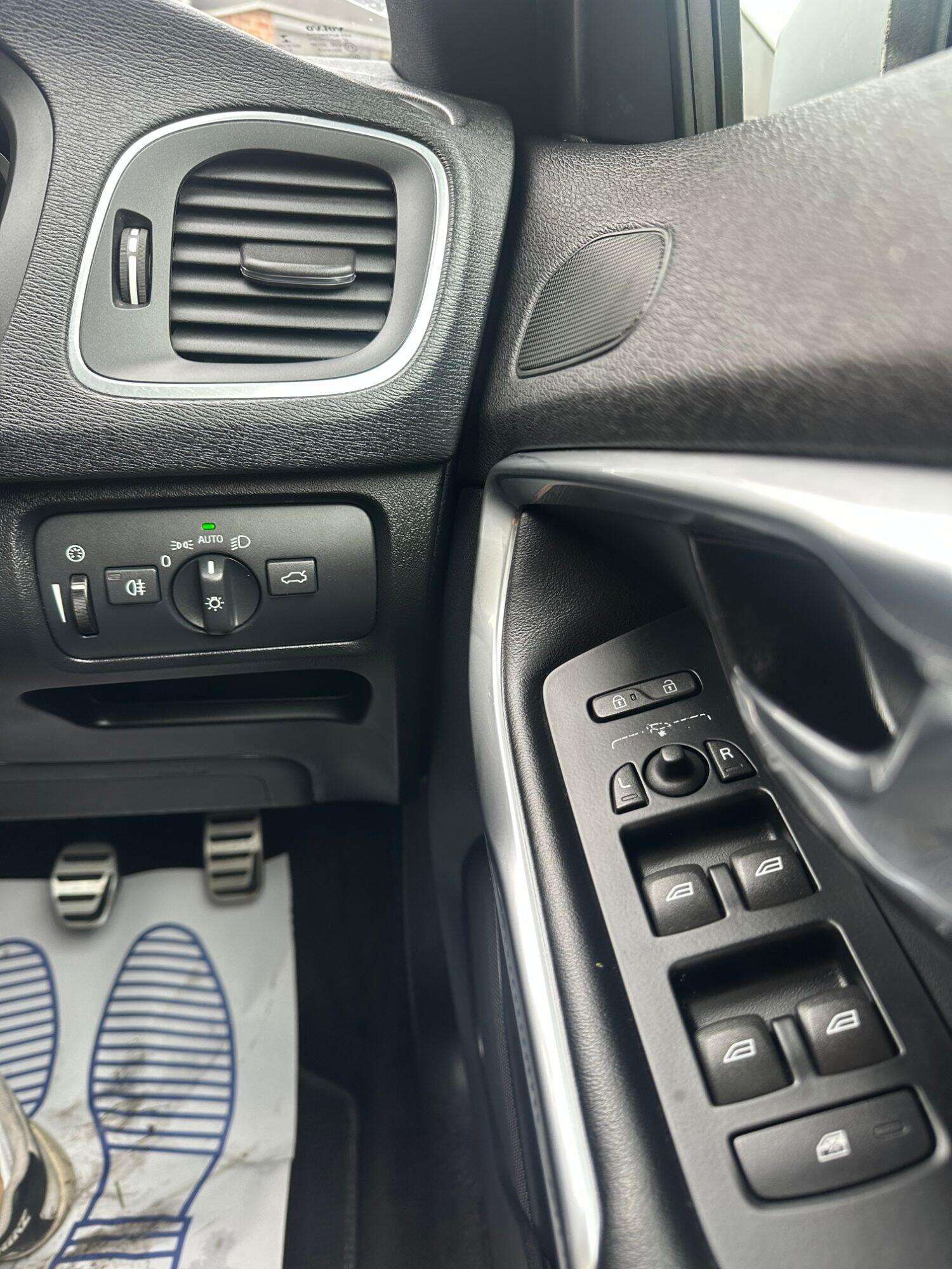 2016 VOLVO V40 2016 VOLVO V40