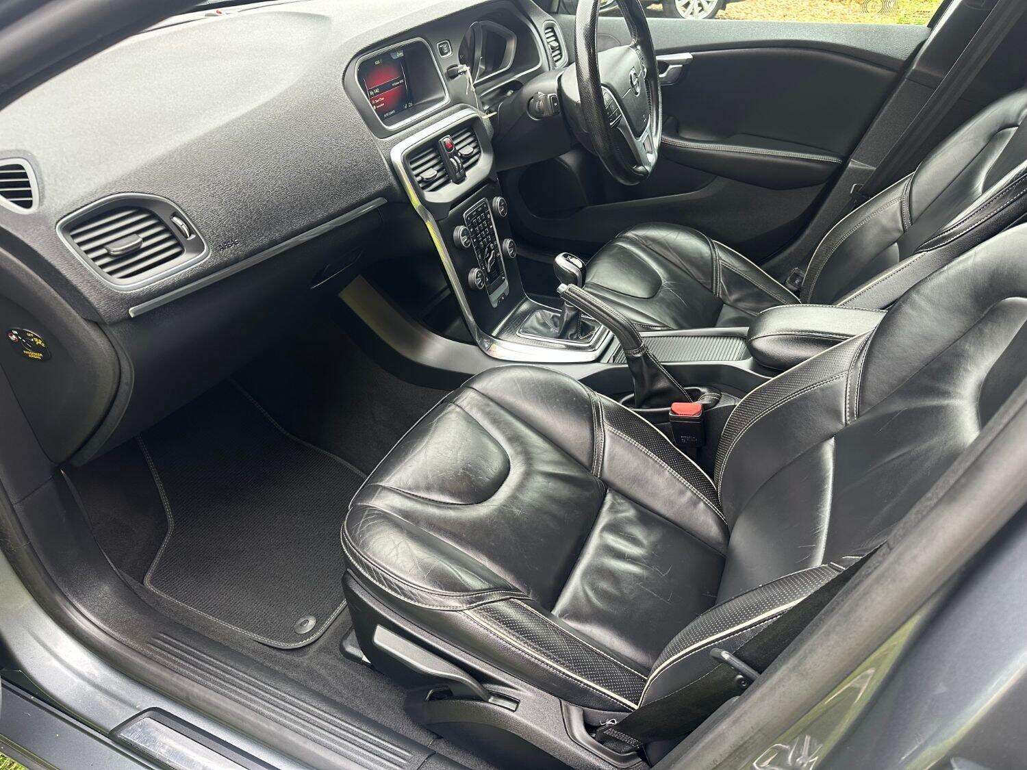 2016 VOLVO V40 2016 VOLVO V40