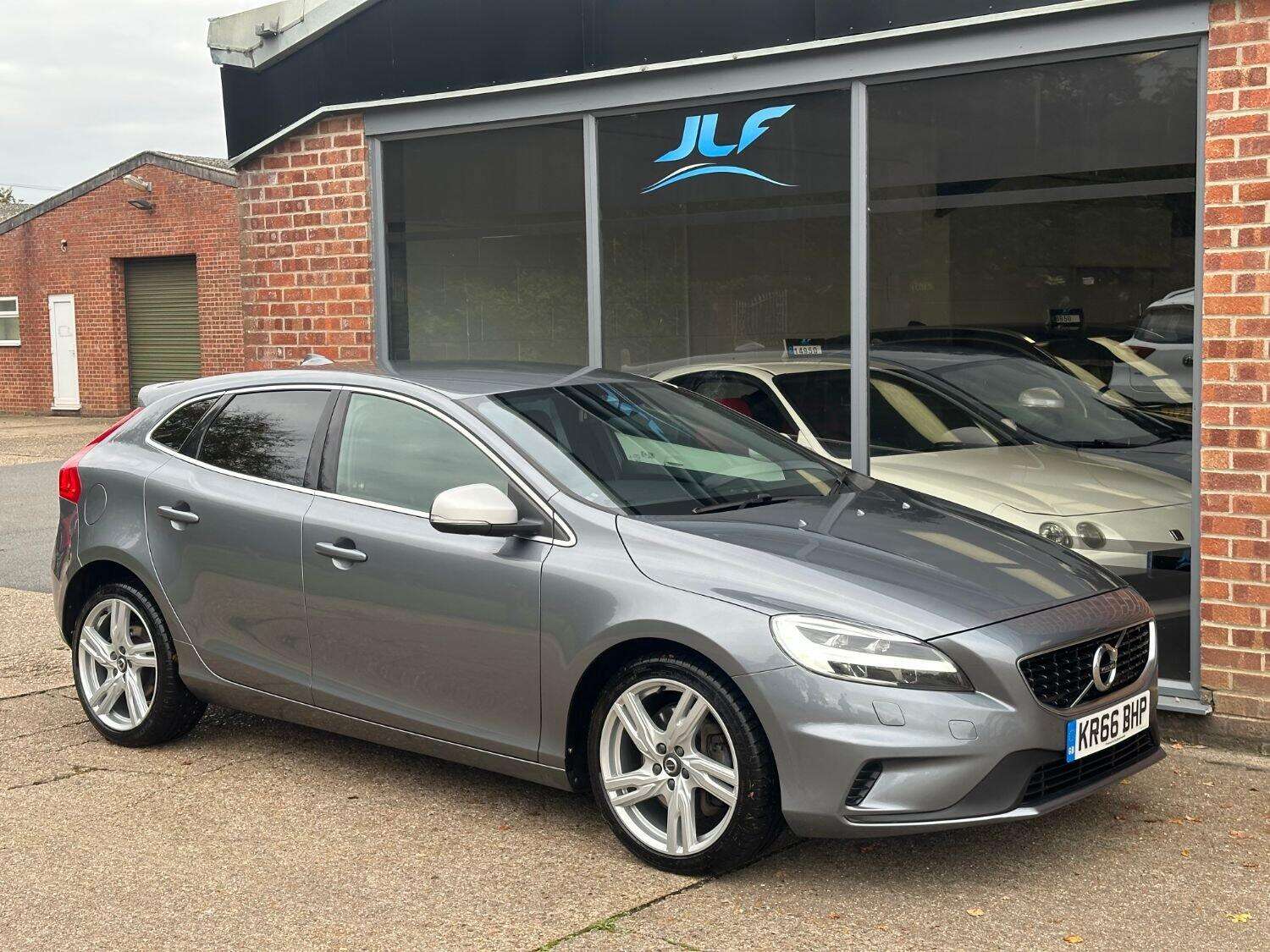 2016 VOLVO V40 2016 VOLVO V40