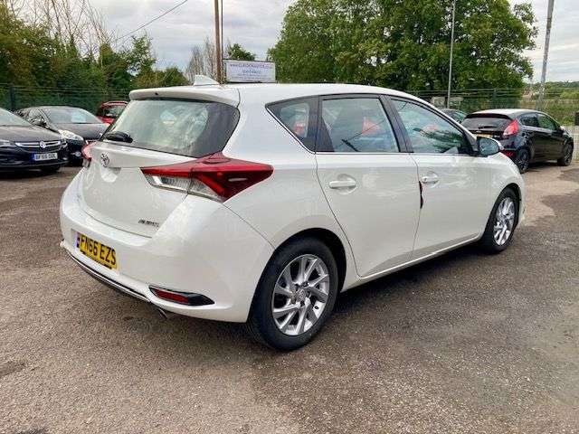 A 2016 TOYOTA AURIS 1.6 D-4D BUSINESS EDITION 5dr DIESEL EURO 6 TWENTY POUNDS ROAD TAX A 2016 TOYOTA AURIS 1.6 D-4D BUSINESS EDITION 5dr DIESEL EURO 6 TWENTY POUNDS ROAD TAX