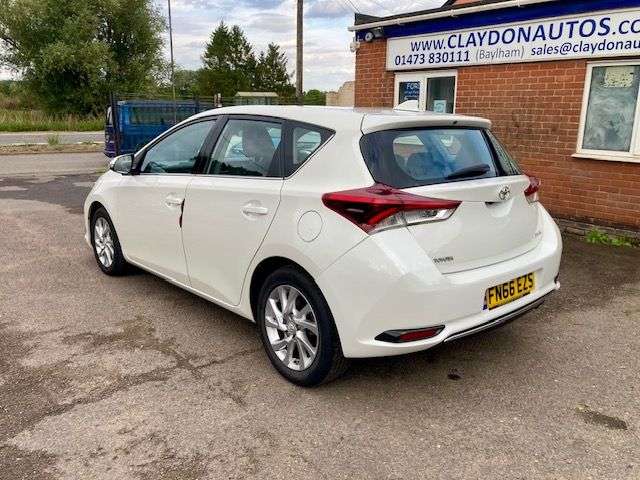 A 2016 TOYOTA AURIS 1.6 D-4D BUSINESS EDITION 5dr DIESEL EURO 6 TWENTY POUNDS ROAD TAX A 2016 TOYOTA AURIS 1.6 D-4D BUSINESS EDITION 5dr DIESEL EURO 6 TWENTY POUNDS ROAD TAX