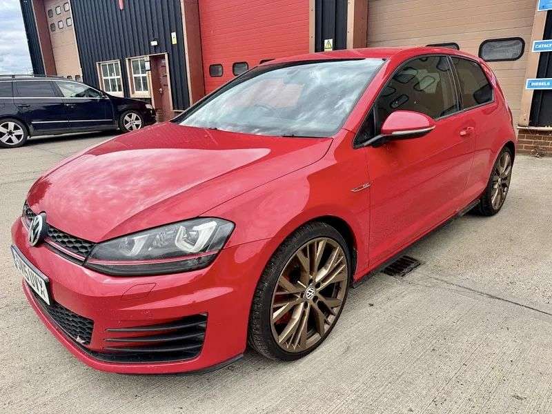 A 2015 VOLKSWAGEN GOLF 2.0 TSI BLUEMOTION TECH GTI PERFORMANCE HATCHBACK 3dr EURO 6 (s/s) (230 ps) A 2015 VOLKSWAGEN GOLF 2.0 TSI BLUEMOTION TECH GTI PERFORMANCE HATCHBACK 3dr EURO 6 (s/s) (230 ps)