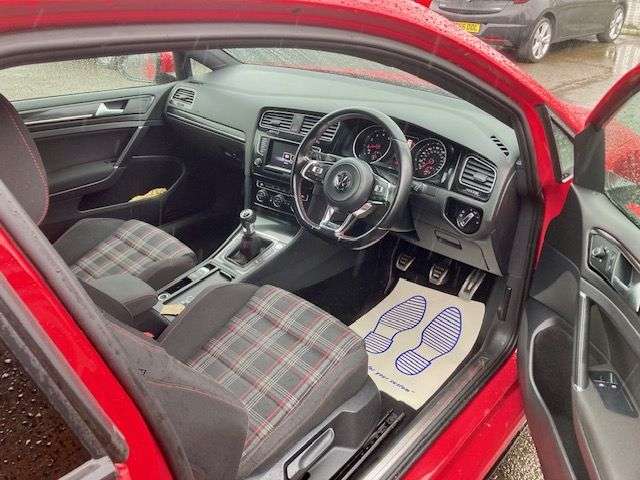 A 2015 VOLKSWAGEN GOLF 2.0 TSI BLUEMOTION TECH GTI PERFORMANCE HATCHBACK 3dr EURO 6 (s/s) (230 ps) A 2015 VOLKSWAGEN GOLF 2.0 TSI BLUEMOTION TECH GTI PERFORMANCE HATCHBACK 3dr EURO 6 (s/s) (230 ps)