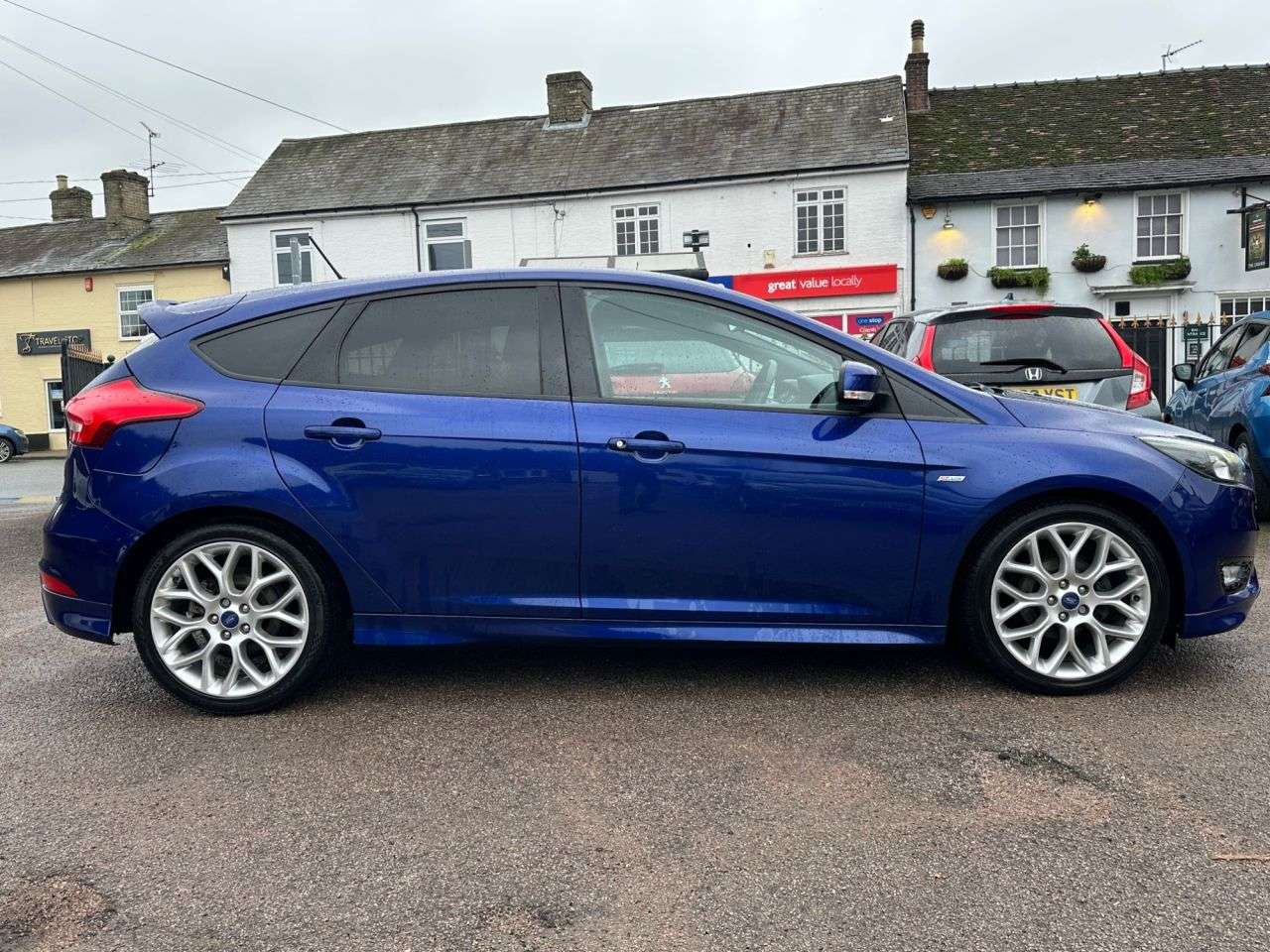 A 2017 FORD FOCUS 1.0T ECOBOOST ST-LINE HATCHBACK 5dr EURO 6 (s/s) (125 ps) WITH SERVICE HIST A 2017 FORD FOCUS 1.0T ECOBOOST ST-LINE HATCHBACK 5dr EURO 6 (s/s) (125 ps) WITH SERVICE HIST