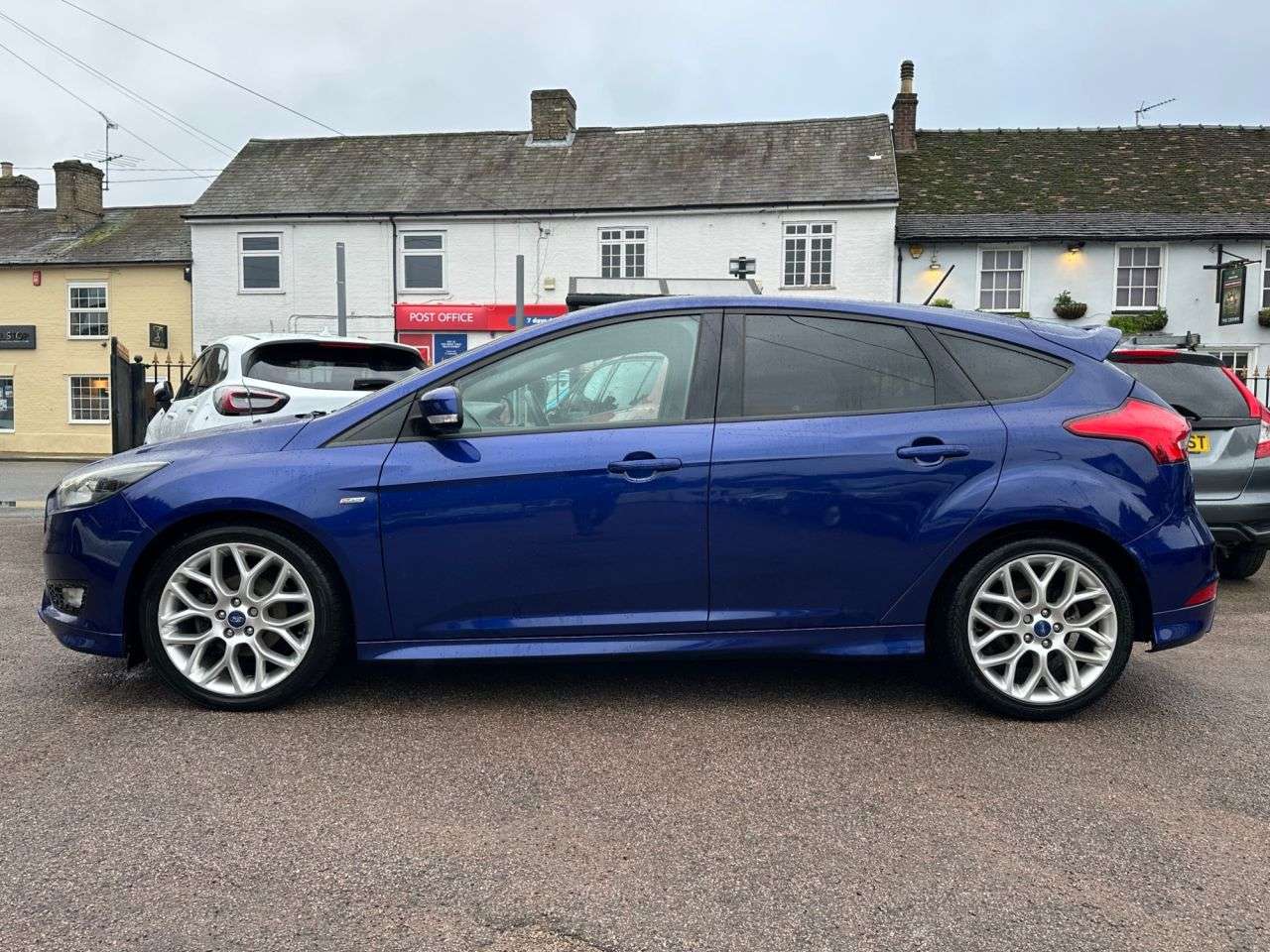 A 2017 FORD FOCUS 1.0T ECOBOOST ST-LINE HATCHBACK 5dr EURO 6 (s/s) (125 ps) WITH SERVICE HIST A 2017 FORD FOCUS 1.0T ECOBOOST ST-LINE HATCHBACK 5dr EURO 6 (s/s) (125 ps) WITH SERVICE HIST