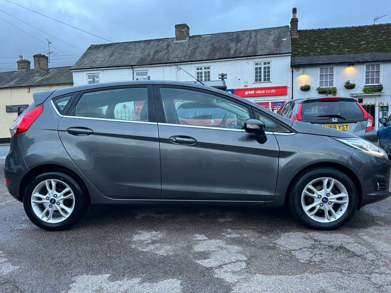 A 2017 FORD FIESTA 1.0T ECOBOOST ZETEC HATCHBACK 5dr EURO 6 (s/s) (100 ps) WITH SERVICE HISTOR A 2017 FORD FIESTA 1.0T ECOBOOST ZETEC HATCHBACK 5dr EURO 6 (s/s) (100 ps) WITH SERVICE HISTOR