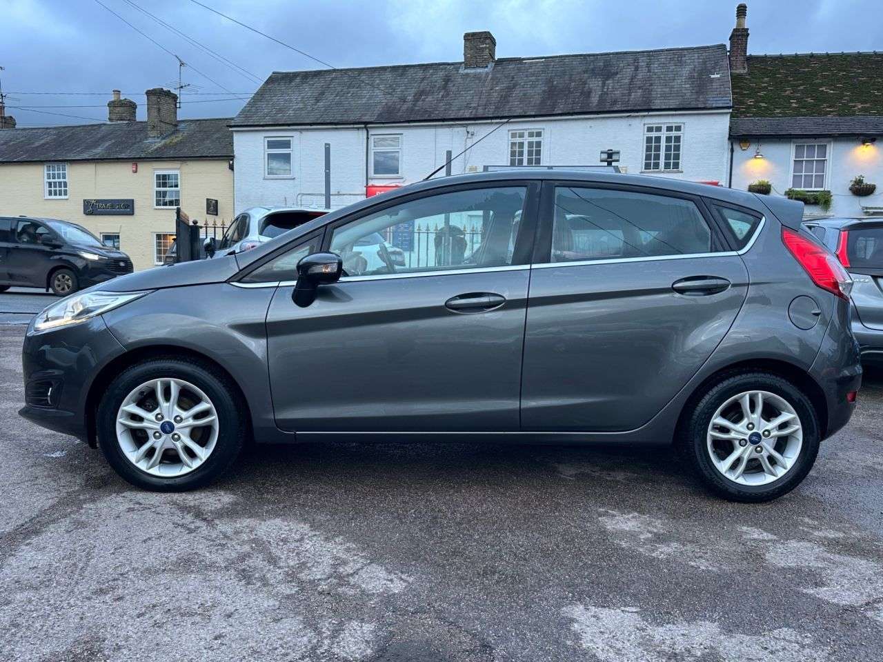 A 2017 FORD FIESTA 1.0T ECOBOOST ZETEC HATCHBACK 5dr EURO 6 (s/s) (100 ps) WITH SERVICE HISTOR A 2017 FORD FIESTA 1.0T ECOBOOST ZETEC HATCHBACK 5dr EURO 6 (s/s) (100 ps) WITH SERVICE HISTOR