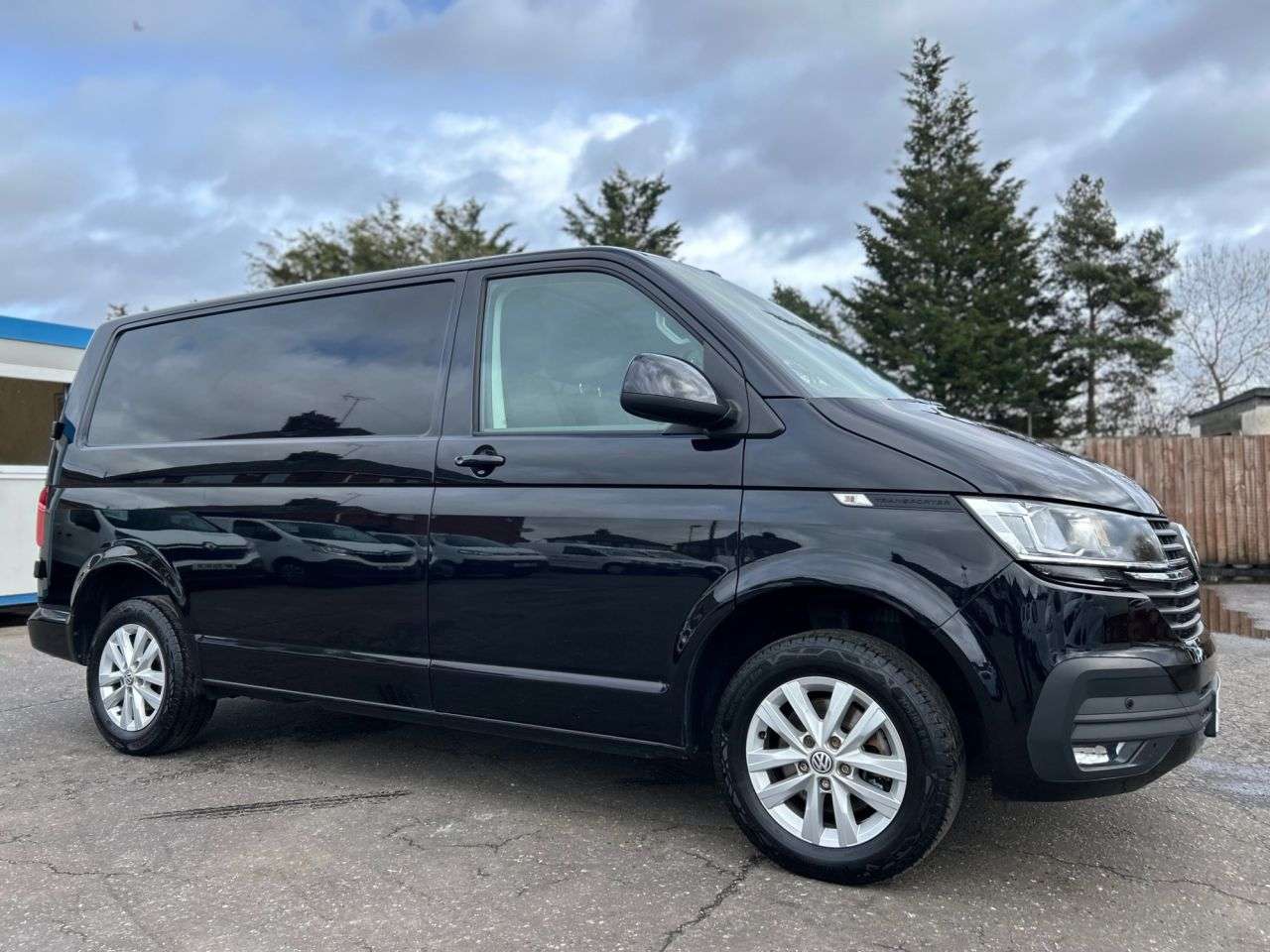 A 2021 VOLKSWAGEN TRANSPORTER 2.0TDI T28 HIGHLINE P/V 5dr DSG FWD SWB ONE OWNER, 5 SERVICES A 2021 VOLKSWAGEN TRANSPORTER 2.0TDI T28 HIGHLINE P/V 5dr DSG FWD SWB ONE OWNER, 5 SERVICES