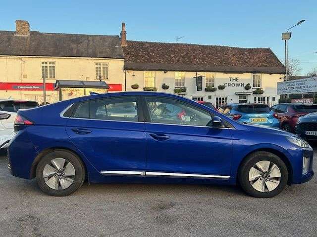 A 2022 HYUNDAI IONIQ 1.6 h-GDi PREMIUM HATCHBACK 5dr PETROL HYBRID DCT EURO 6 (s/s) (141 ps) A 2022 HYUNDAI IONIQ 1.6 h-GDi PREMIUM HATCHBACK 5dr PETROL HYBRID DCT EURO 6 (s/s) (141 ps)