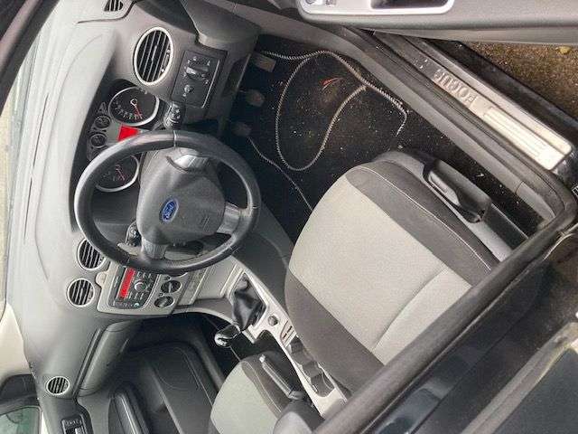 A 2010 FORD FOCUS 1.6 ZETEC HATCHBACK 5dr PETROL MANUAL (161 g/km, 99 bhp) A 2010 FORD FOCUS 1.6 ZETEC HATCHBACK 5dr PETROL MANUAL (161 g/km, 99 bhp)