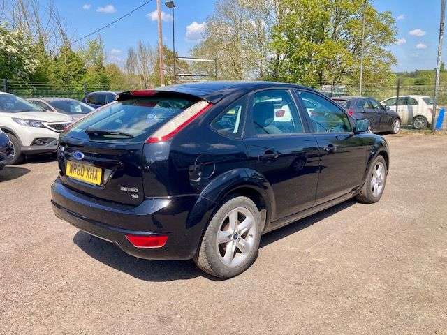 A 2010 FORD FOCUS 1.6 ZETEC HATCHBACK 5dr PETROL MANUAL (161 g/km, 99 bhp) A 2010 FORD FOCUS 1.6 ZETEC HATCHBACK 5dr PETROL MANUAL (161 g/km, 99 bhp)