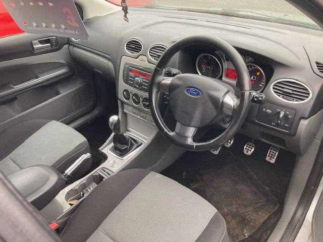 A 2011 FORD FOCUS 1.6 ZETEC S HATCHBACK 5dr PETROL MANUAL (157 g/km, 113 bhp) A 2011 FORD FOCUS 1.6 ZETEC S HATCHBACK 5dr PETROL MANUAL (157 g/km, 113 bhp)