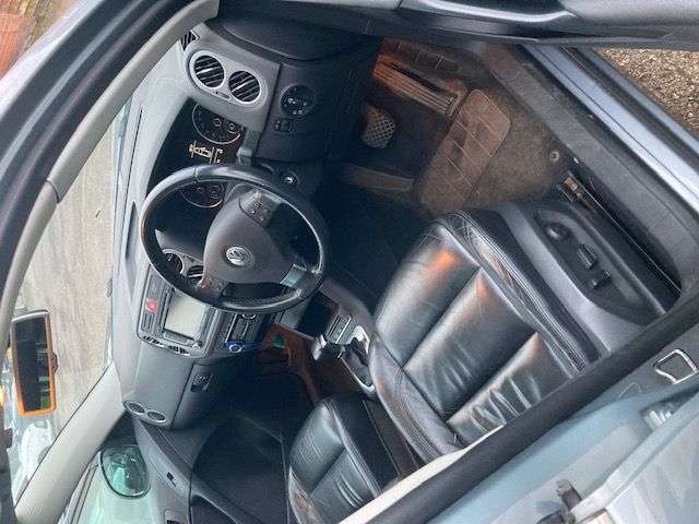 A 2010 VOLKSWAGEN TIGUAN 2.0 TDI SPORT SUV 5dr DIESEL AUTOMATIC 4WD (140 ps) WITH SERVICE HISTORY A 2010 VOLKSWAGEN TIGUAN 2.0 TDI SPORT SUV 5dr DIESEL AUTOMATIC 4WD (140 ps) WITH SERVICE HISTORY