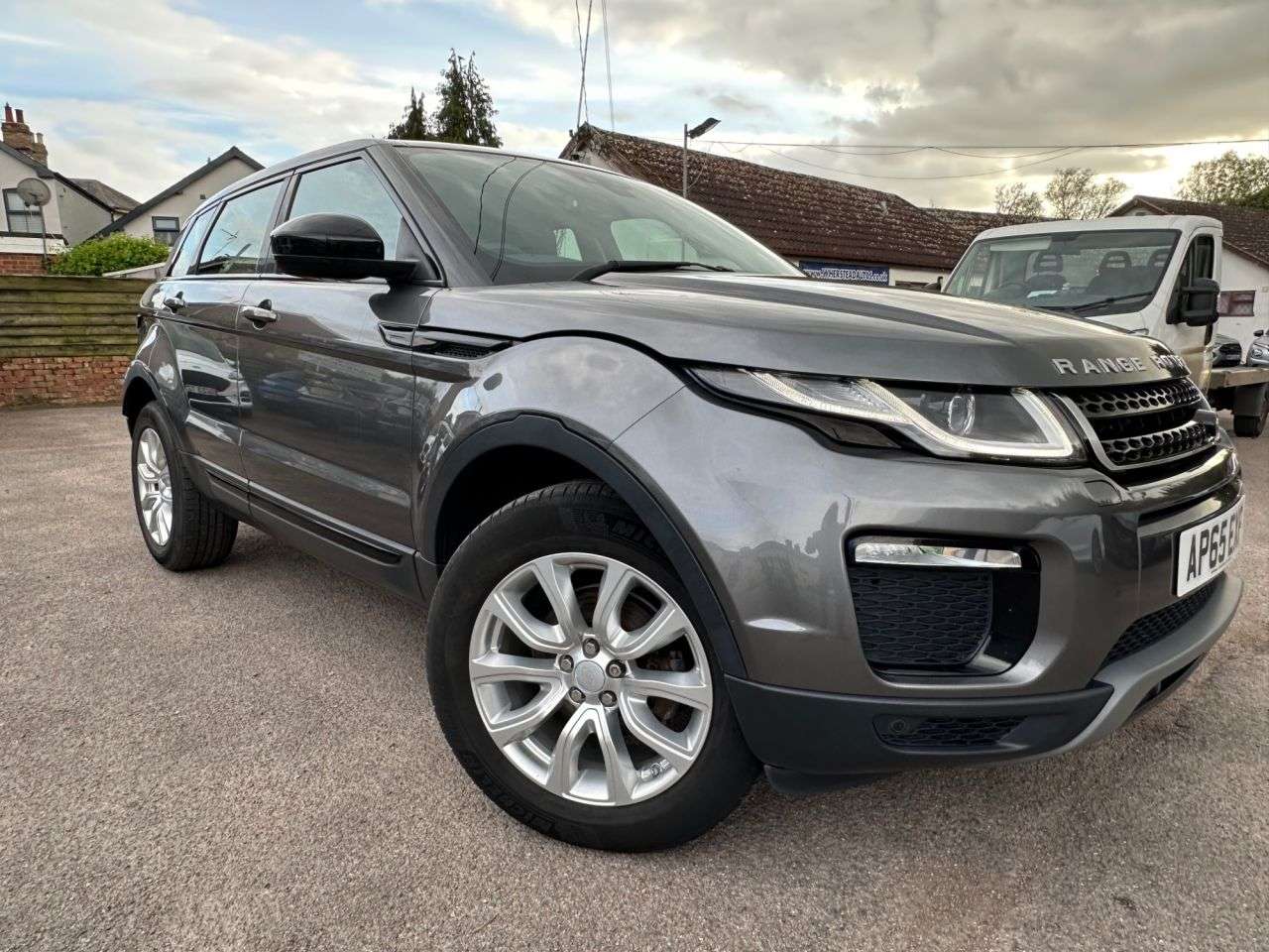 A 2015 LAND ROVER RANGE ROVER EVOQUE 2.0 eD4 SE TECH SUV 5dr DIESEL MANUAL FWD EURO 6 (s/s) (150 ps) A 2015 LAND ROVER RANGE ROVER EVOQUE 2.0 eD4 SE TECH SUV 5dr DIESEL MANUAL FWD EURO 6 (s/s) (150 ps)