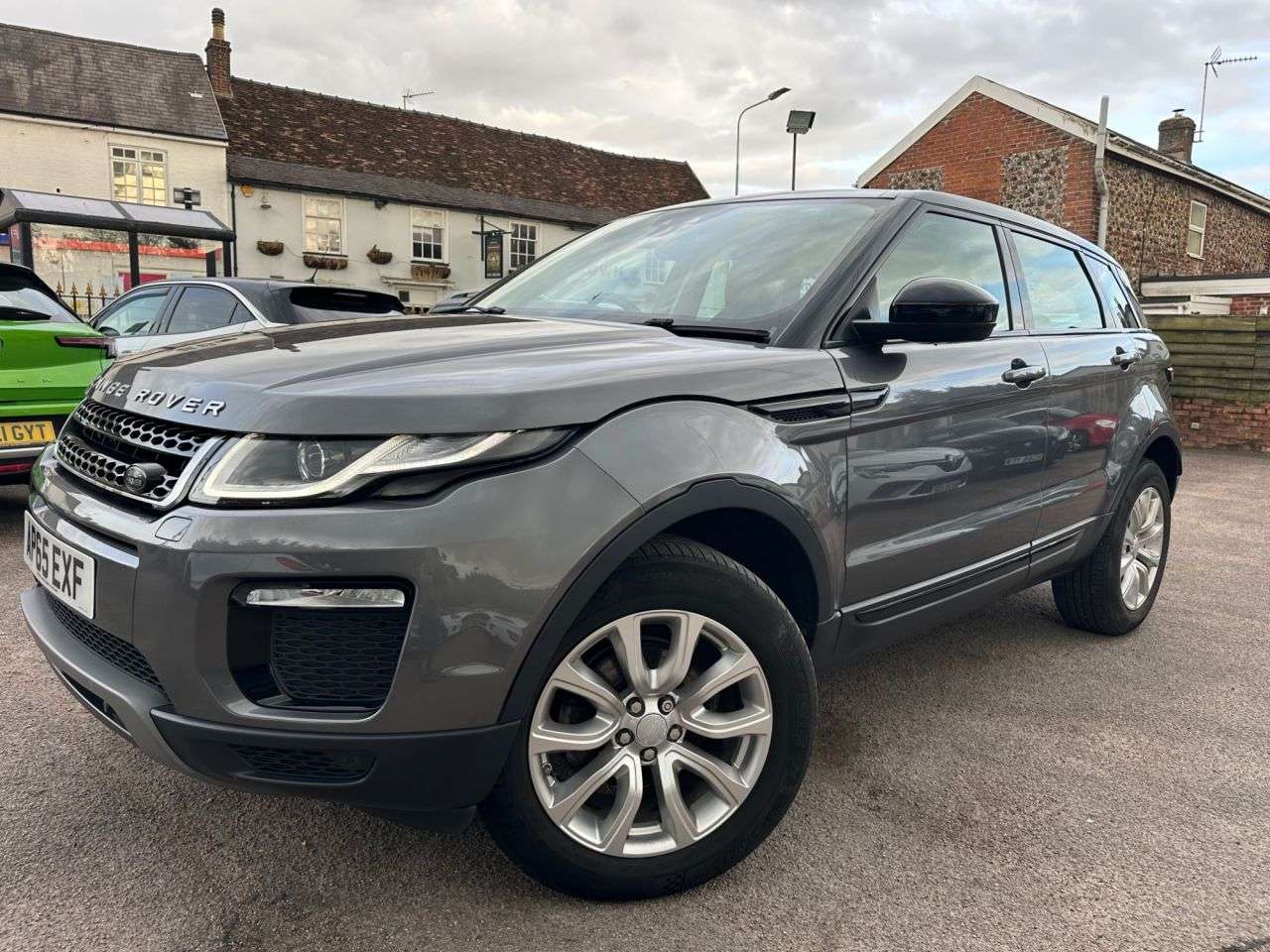 A 2015 LAND ROVER RANGE ROVER EVOQUE 2.0 eD4 SE TECH SUV 5dr DIESEL MANUAL FWD EURO 6 (s/s) (150 ps) A 2015 LAND ROVER RANGE ROVER EVOQUE 2.0 eD4 SE TECH SUV 5dr DIESEL MANUAL FWD EURO 6 (s/s) (150 ps)