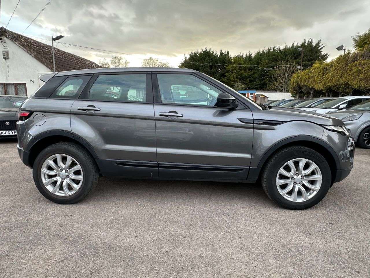 A 2015 LAND ROVER RANGE ROVER EVOQUE 2.0 eD4 SE TECH SUV 5dr DIESEL MANUAL FWD EURO 6 (s/s) (150 ps) A 2015 LAND ROVER RANGE ROVER EVOQUE 2.0 eD4 SE TECH SUV 5dr DIESEL MANUAL FWD EURO 6 (s/s) (150 ps)