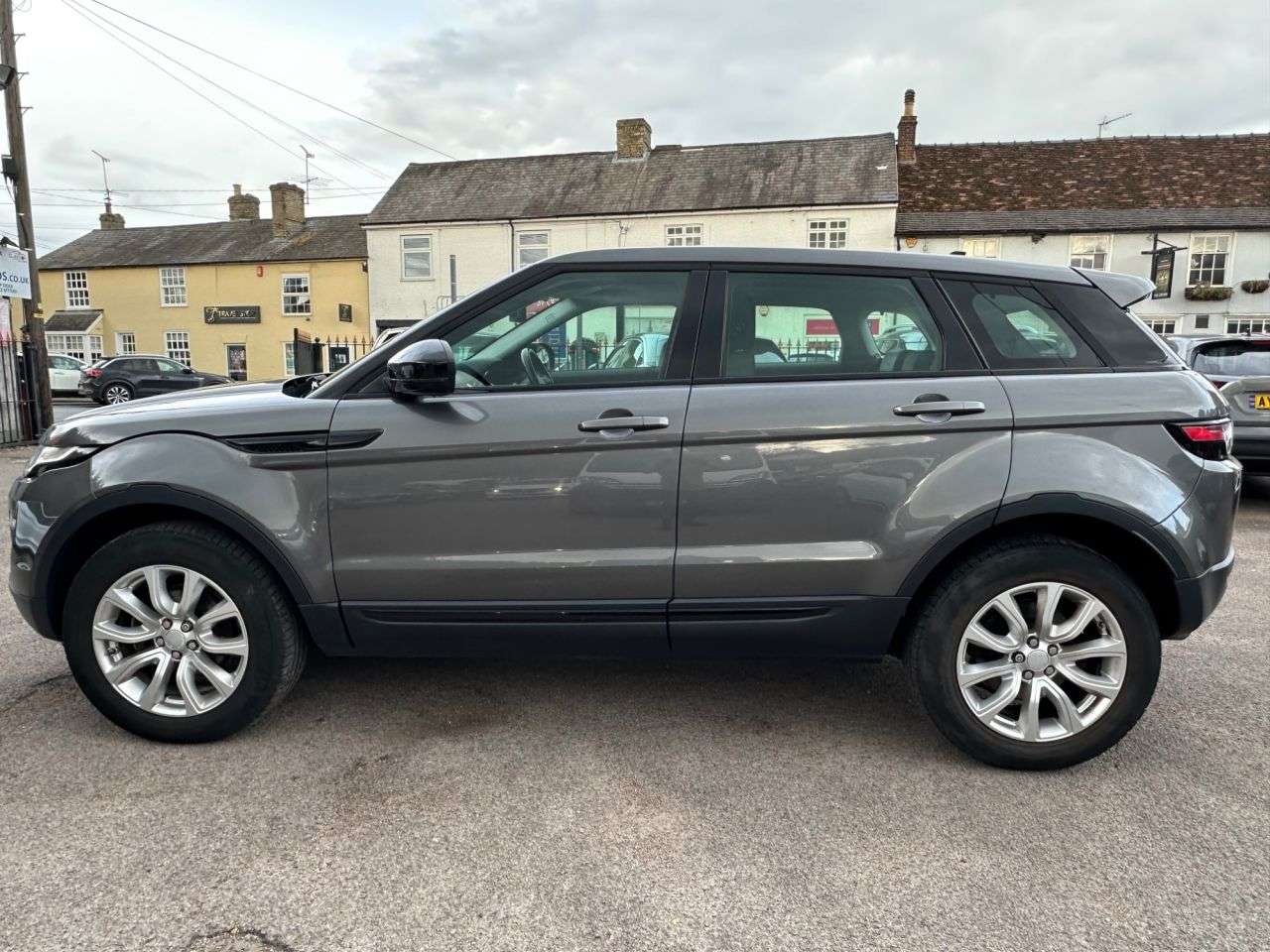 A 2015 LAND ROVER RANGE ROVER EVOQUE 2.0 eD4 SE TECH SUV 5dr DIESEL MANUAL FWD EURO 6 (s/s) (150 ps) A 2015 LAND ROVER RANGE ROVER EVOQUE 2.0 eD4 SE TECH SUV 5dr DIESEL MANUAL FWD EURO 6 (s/s) (150 ps)