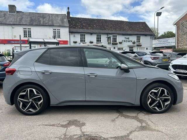A 2023 VOLKSWAGEN ID.3 PRO S 77kWh TOUR HATCHBACK 5dr ELECTRIC/AUTOMATIC (204 ps) A 2023 VOLKSWAGEN ID.3 PRO S 77kWh TOUR HATCHBACK 5dr ELECTRIC/AUTOMATIC (204 ps)