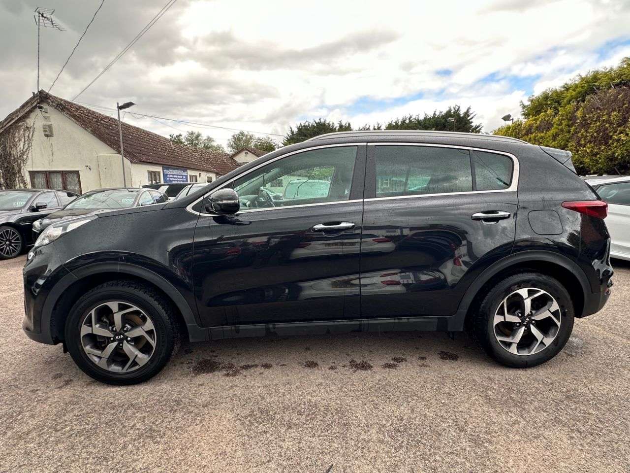 A 2019 KIA SPORTAGE 1.6 GDi 2 SUV 5dr PETROL MANUAL EURO 6 (s/s) (130 bhp) A 2019 KIA SPORTAGE 1.6 GDi 2 SUV 5dr PETROL MANUAL EURO 6 (s/s) (130 bhp)