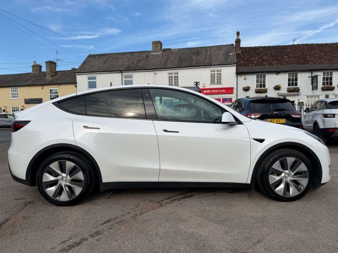 A 2022 TESLA MODEL Y (DUAL MOTOR) LONG RANGE SUV 5dr ELECTRIC AUTOMATIC 4WDE (384 bhp) A 2022 TESLA MODEL Y (DUAL MOTOR) LONG RANGE SUV 5dr ELECTRIC AUTOMATIC 4WDE (384 bhp)