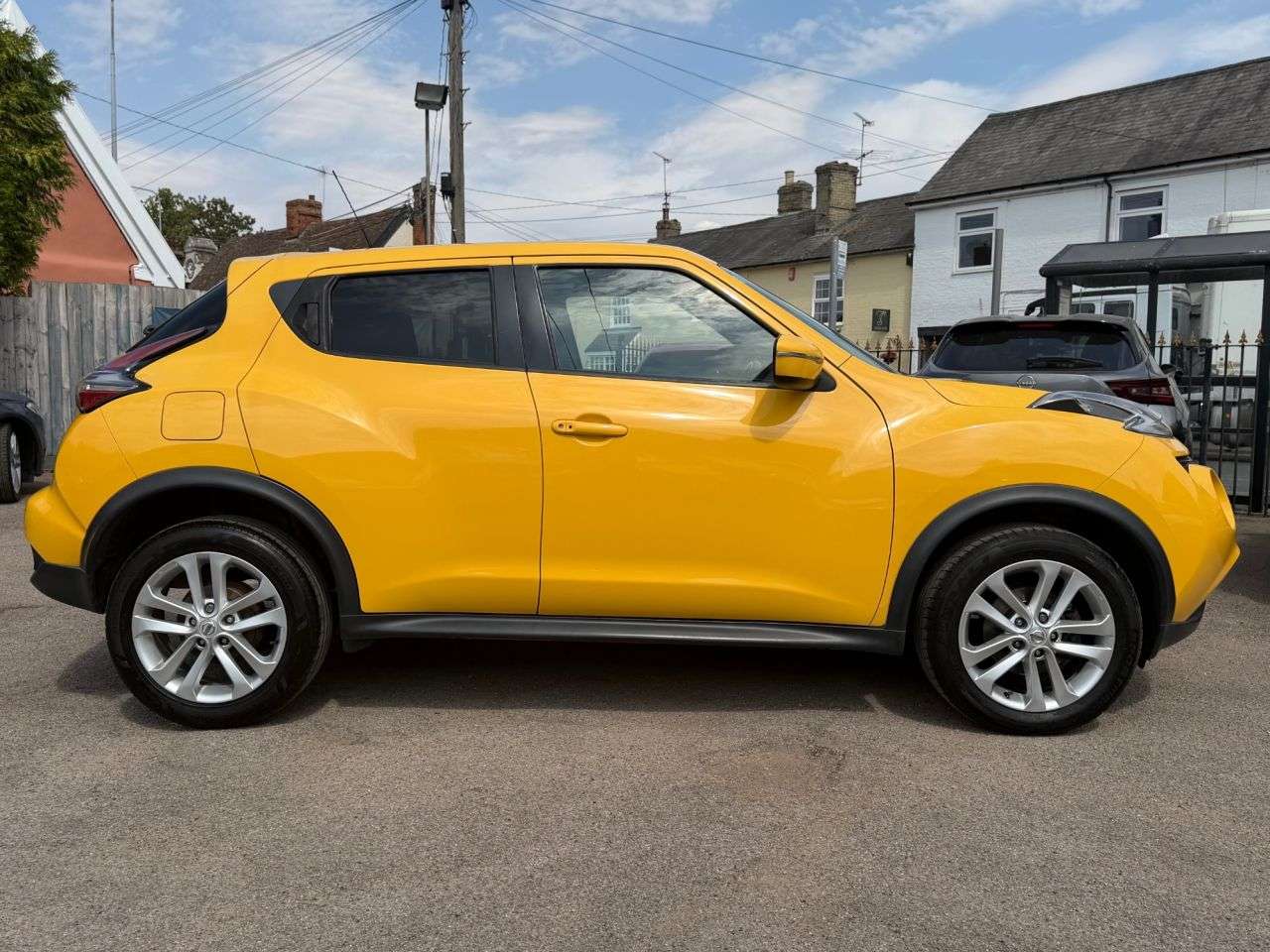 A 2016 NISSAN JUKE 1.2 DIG-T N-CONNECTA SUV 5dr PETROL MANUAL EURO 6 (s/s) (115 ps) A 2016 NISSAN JUKE 1.2 DIG-T N-CONNECTA SUV 5dr PETROL MANUAL EURO 6 (s/s) (115 ps)