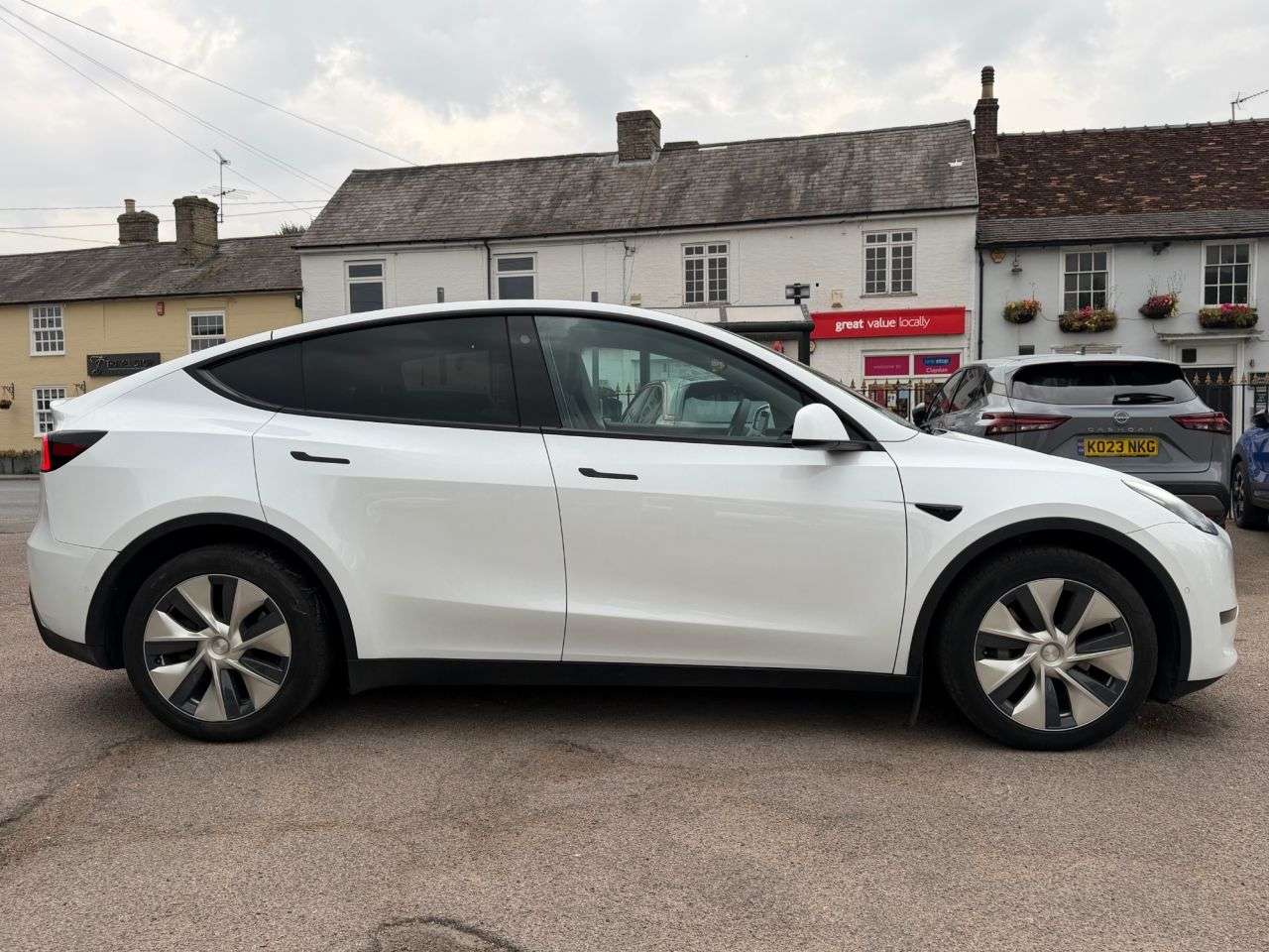 A 2022 TESLA MODEL Y (DUAL MOTOR) LONG RANGE SUV 5dr ELECTRIC AUTOMATIC 4WDE (384 bhp) A 2022 TESLA MODEL Y (DUAL MOTOR) LONG RANGE SUV 5dr ELECTRIC AUTOMATIC 4WDE (384 bhp)