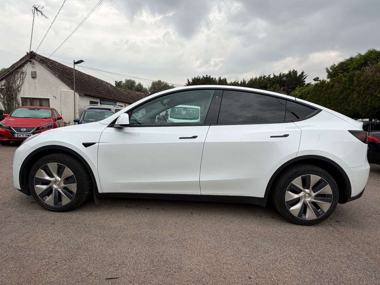 A 2022 TESLA MODEL Y (DUAL MOTOR) LONG RANGE SUV 5dr ELECTRIC AUTOMATIC 4WDE (384 bhp) A 2022 TESLA MODEL Y (DUAL MOTOR) LONG RANGE SUV 5dr ELECTRIC AUTOMATIC 4WDE (384 bhp)