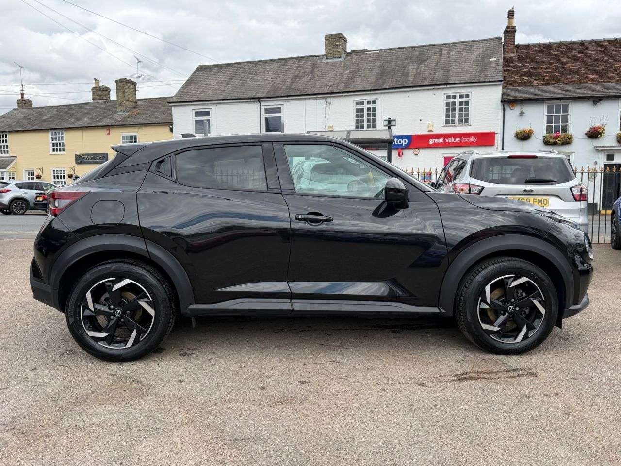 A 2023 NISSAN JUKE 1.0 DIG-T N-CONNECTA SUV 5dr PETROL EURO 6 (s/s) (114 ps) A 2023 NISSAN JUKE 1.0 DIG-T N-CONNECTA SUV 5dr PETROL EURO 6 (s/s) (114 ps)