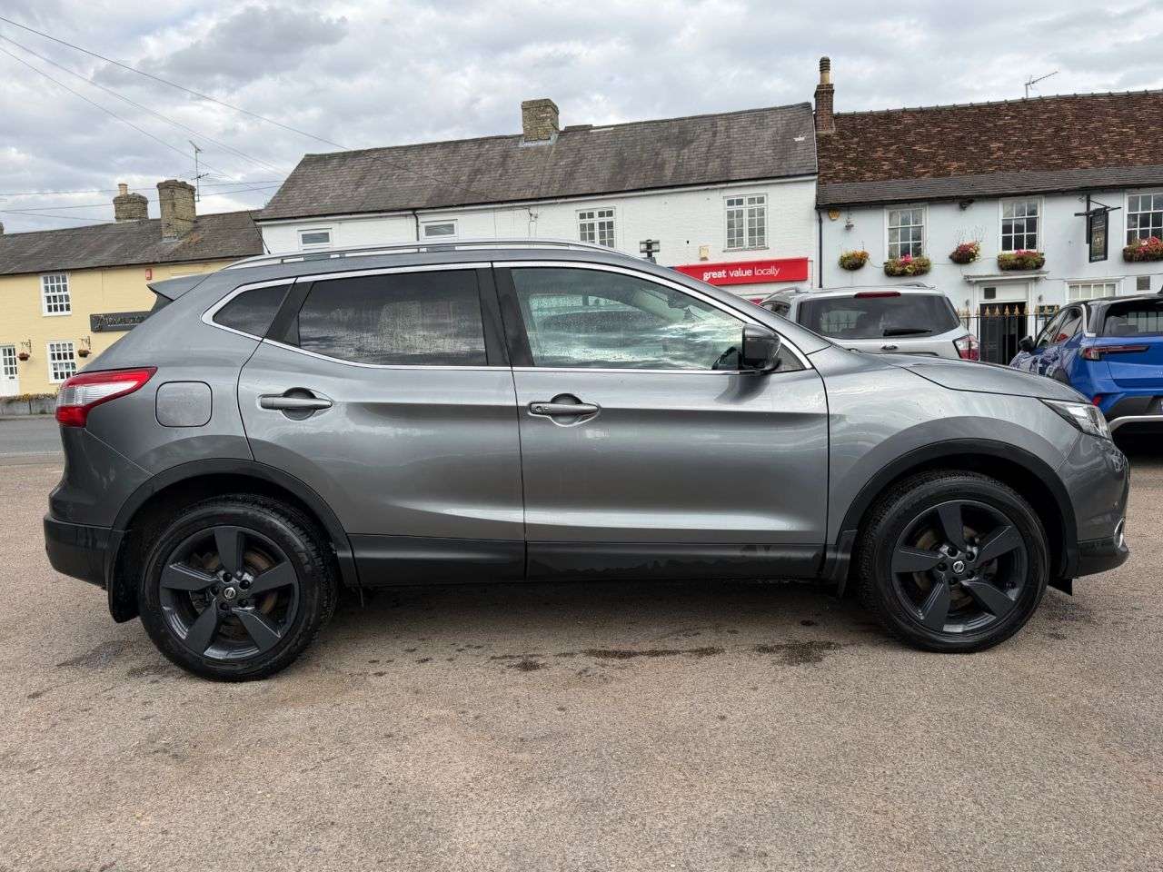 A 2017 NISSAN QASHQAI 1.2 DIG-T N-CONNECTA SUV 5dr PETROL MANUAL 2WD EURO 6 (s/s) (115 ps) A 2017 NISSAN QASHQAI 1.2 DIG-T N-CONNECTA SUV 5dr PETROL MANUAL 2WD EURO 6 (s/s) (115 ps)