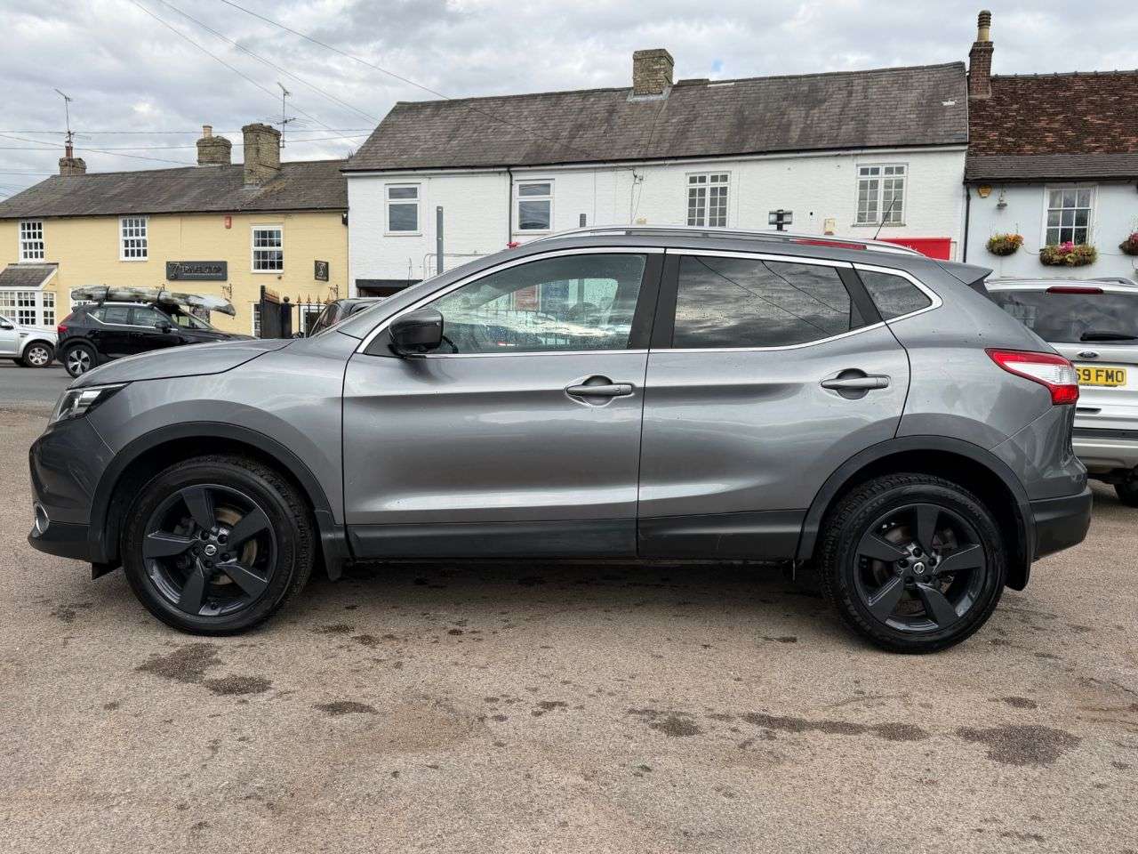 A 2017 NISSAN QASHQAI 1.2 DIG-T N-CONNECTA SUV 5dr PETROL MANUAL 2WD EURO 6 (s/s) (115 ps) A 2017 NISSAN QASHQAI 1.2 DIG-T N-CONNECTA SUV 5dr PETROL MANUAL 2WD EURO 6 (s/s) (115 ps)