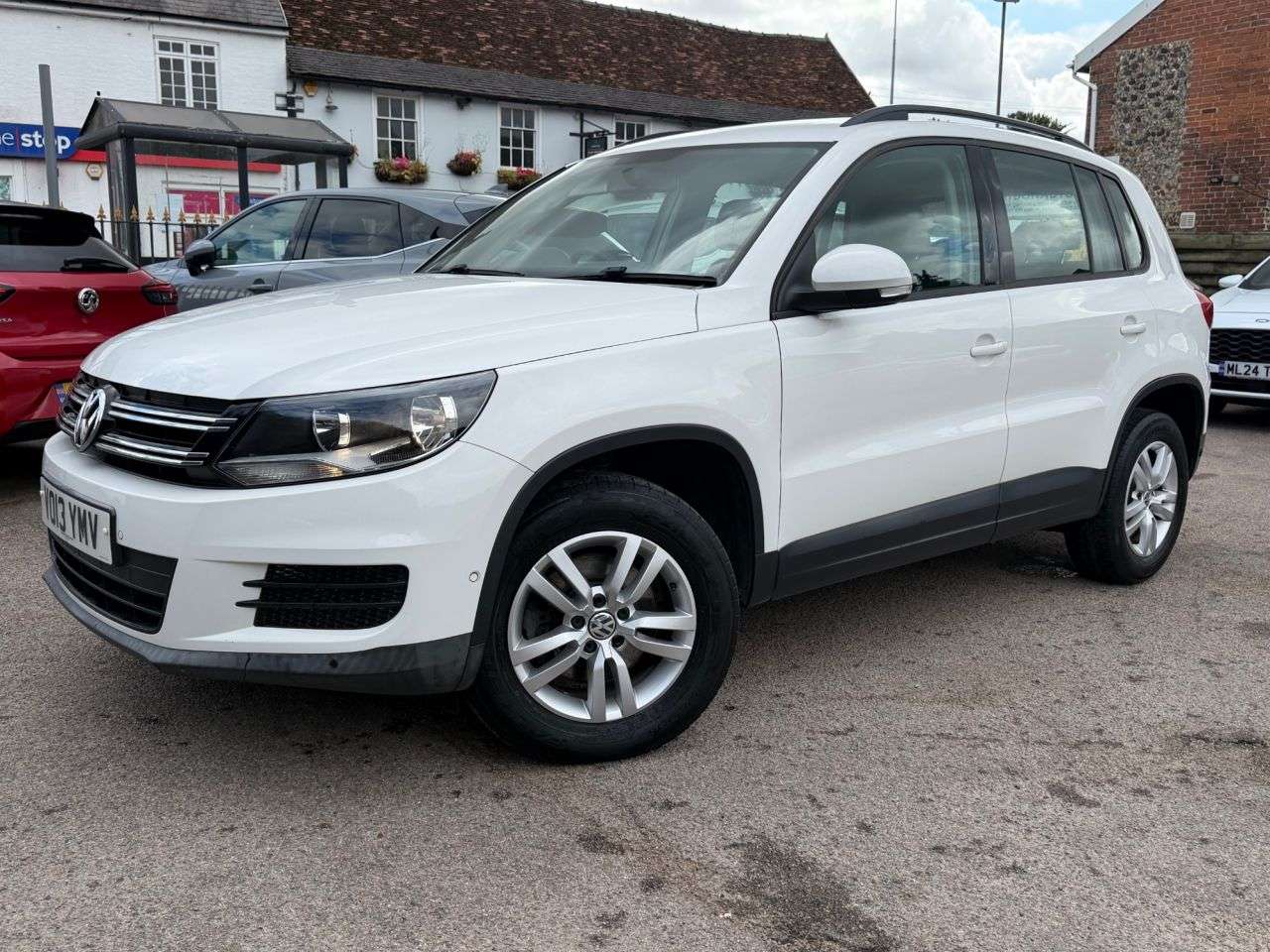 A 2013 VOLKSWAGEN TIGUAN 2.0 TDI BLUEMOTION TECH S SUV 5dr DIESEL MANUAL 4WD (s/s) (140 ps) A 2013 VOLKSWAGEN TIGUAN 2.0 TDI BLUEMOTION TECH S SUV 5dr DIESEL MANUAL 4WD (s/s) (140 ps)