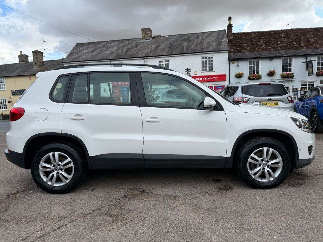 A 2013 VOLKSWAGEN TIGUAN 2.0 TDI BLUEMOTION TECH S SUV 5dr DIESEL MANUAL 4WD (s/s) (140 ps) A 2013 VOLKSWAGEN TIGUAN 2.0 TDI BLUEMOTION TECH S SUV 5dr DIESEL MANUAL 4WD (s/s) (140 ps)