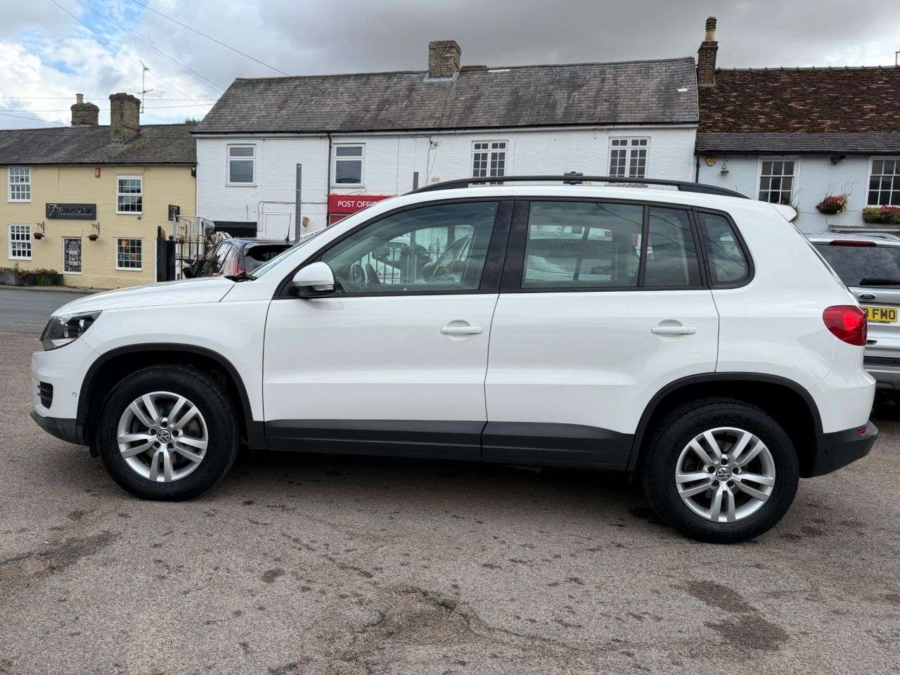 A 2013 VOLKSWAGEN TIGUAN 2.0 TDI BLUEMOTION TECH S SUV 5dr DIESEL MANUAL 4WD (s/s) (140 ps) A 2013 VOLKSWAGEN TIGUAN 2.0 TDI BLUEMOTION TECH S SUV 5dr DIESEL MANUAL 4WD (s/s) (140 ps)