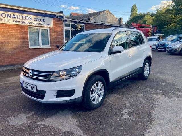 A 2013 VOLKSWAGEN TIGUAN 2.0 TDI BLUEMOTION TECH S SUV 5dr DIESEL MANUAL 4WD (s/s) (140 ps) A 2013 VOLKSWAGEN TIGUAN 2.0 TDI BLUEMOTION TECH S SUV 5dr DIESEL MANUAL 4WD (s/s) (140 ps)