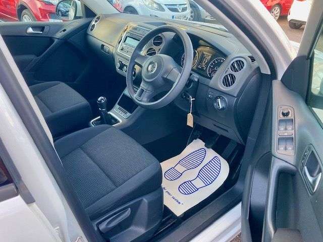A 2013 VOLKSWAGEN TIGUAN 2.0 TDI BLUEMOTION TECH S SUV 5dr DIESEL MANUAL 4WD (s/s) (140 ps) A 2013 VOLKSWAGEN TIGUAN 2.0 TDI BLUEMOTION TECH S SUV 5dr DIESEL MANUAL 4WD (s/s) (140 ps)