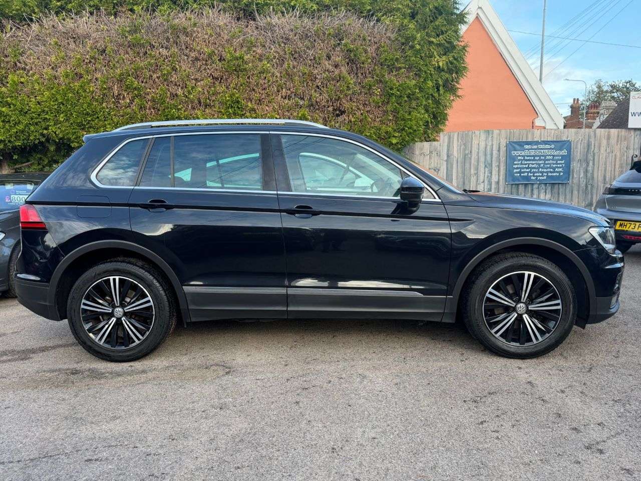 A 2018 VOLKSWAGEN TIGUAN 2.0 TDI SE NAVIGATION SUV 5dr DIESEL DSG EURO 6 (s/s) (150 ps A 2018 VOLKSWAGEN TIGUAN 2.0 TDI SE NAVIGATION SUV 5dr DIESEL DSG EURO 6 (s/s) (150 ps