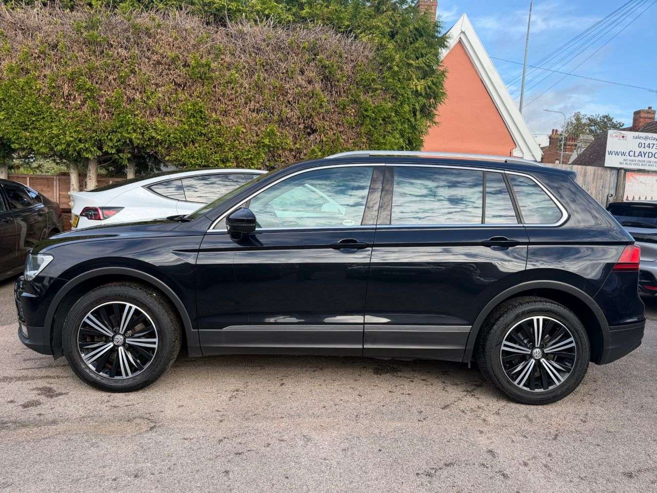 A 2018 VOLKSWAGEN TIGUAN 2.0 TDI SE NAVIGATION SUV 5dr DIESEL DSG EURO 6 (s/s) (150 ps A 2018 VOLKSWAGEN TIGUAN 2.0 TDI SE NAVIGATION SUV 5dr DIESEL DSG EURO 6 (s/s) (150 ps