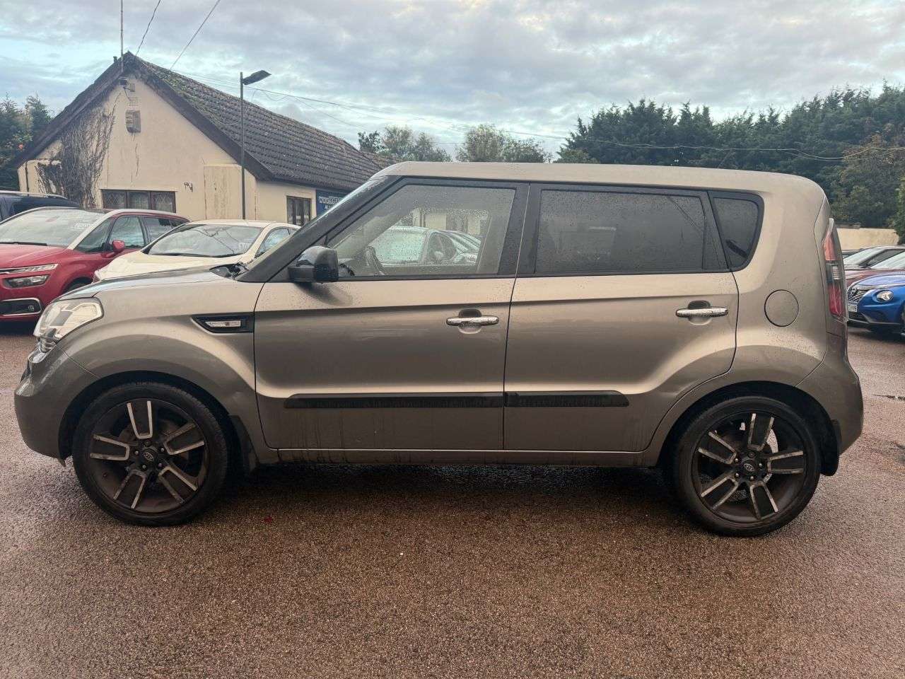 A 2010 KIA SOUL 1.6 CRDi TEMPEST SUV 5dr DIESEL AUTOMATIC (126 bhp) A 2010 KIA SOUL 1.6 CRDi TEMPEST SUV 5dr DIESEL AUTOMATIC (126 bhp)