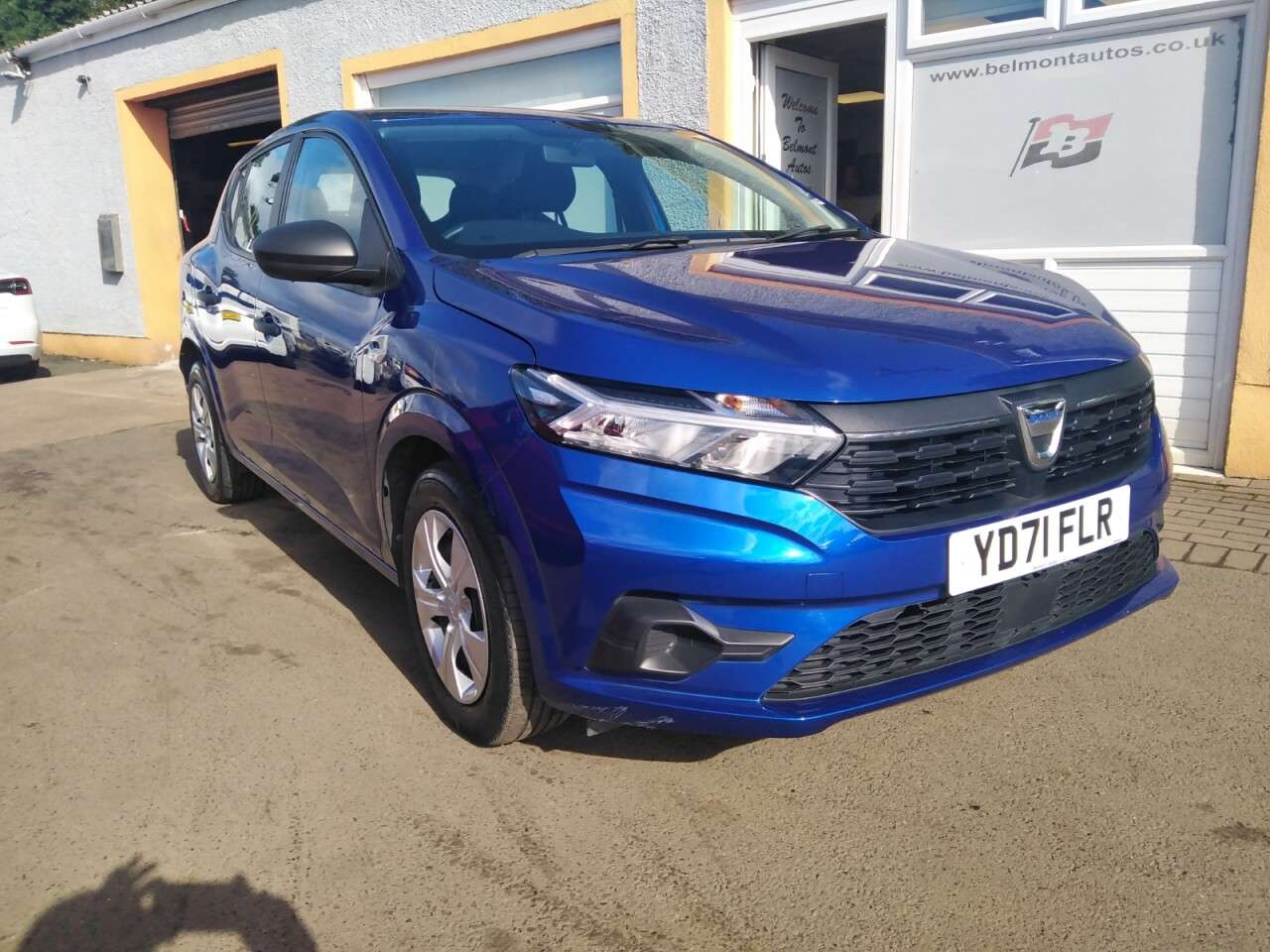 A 2021 DACIA SANDERO 1.0 TCe Essential Hatchback 5dr Petrol Manual Euro 6 (s/s) (90 ps) A 2021 DACIA SANDERO 1.0 TCe Essential Hatchback 5dr Petrol Manual Euro 6 (s/s) (90 ps)