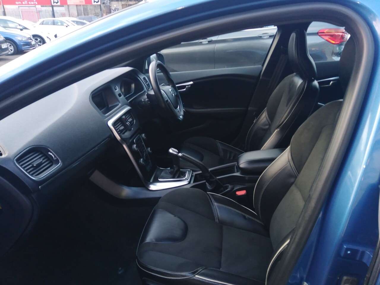 2016 VOLVO V40 2016 VOLVO V40