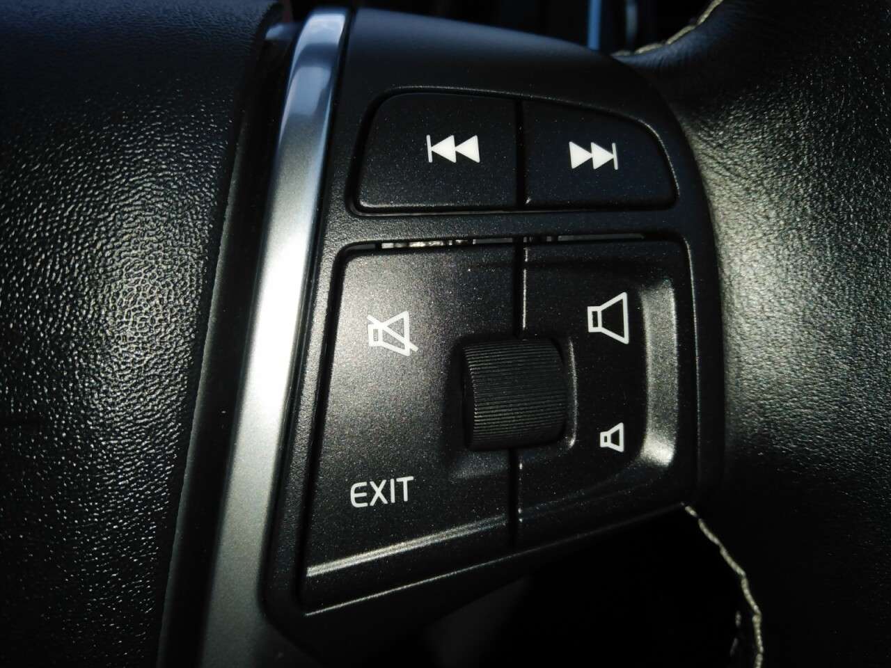 2016 VOLVO V40 2016 VOLVO V40