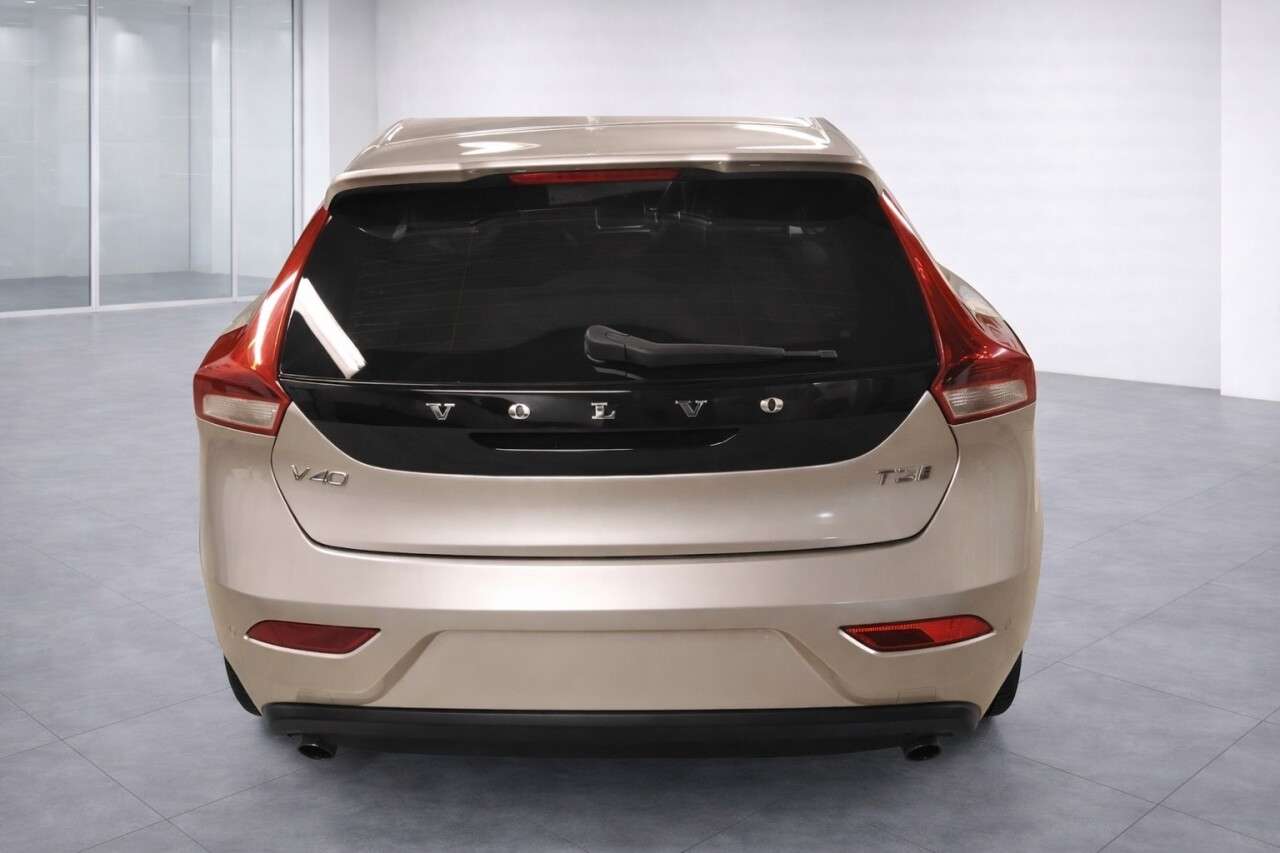 2018 VOLVO V40 2018 VOLVO V40