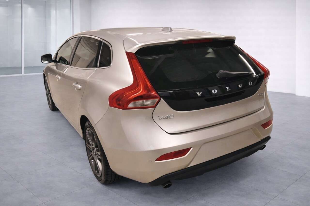 2018 VOLVO V40 2018 VOLVO V40