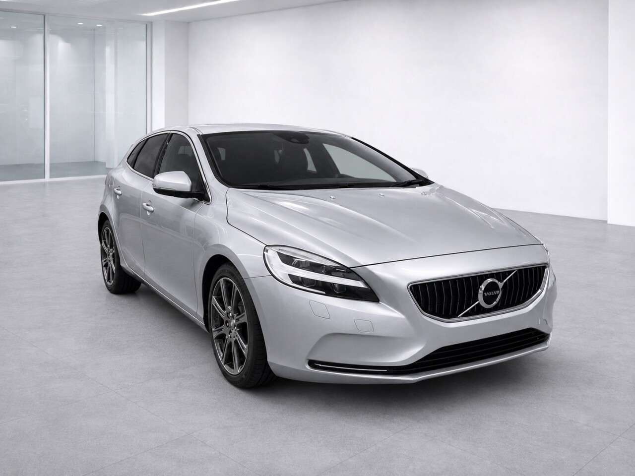 A 2018 VOLVO V40 2.0 T3 Inscription Hatchback 5dr Petrol Manual Euro 6 (s/s) (152 ps) A 2018 VOLVO V40 2.0 T3 Inscription Hatchback 5dr Petrol Manual Euro 6 (s/s) (152 ps)