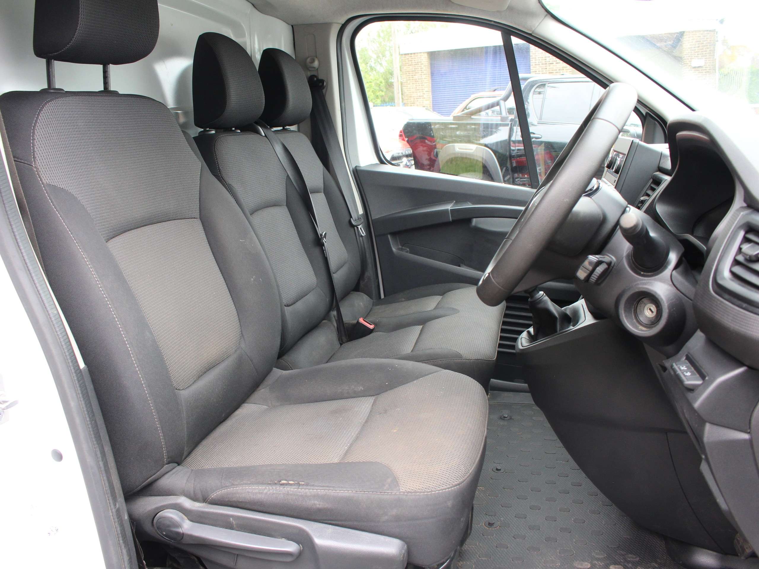 A 2022 RENAULT TRAFIC 2.0 dCi Blue 28 Business Panel Van 5dr Diesel Manual SWB Euro 6 (s/s) (150 ps) A 2022 RENAULT TRAFIC 2.0 dCi Blue 28 Business Panel Van 5dr Diesel Manual SWB Euro 6 (s/s) (150 ps)