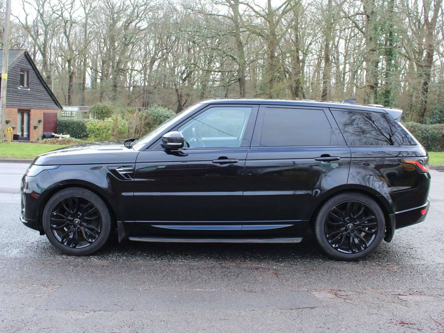 A 2018 LAND ROVER RANGE ROVER SPORT 3.0 SD V6 HSE SUV 5dr Diesel Auto 4WD Euro 6 (s/s) (306 ps) A 2018 LAND ROVER RANGE ROVER SPORT 3.0 SD V6 HSE SUV 5dr Diesel Auto 4WD Euro 6 (s/s) (306 ps)