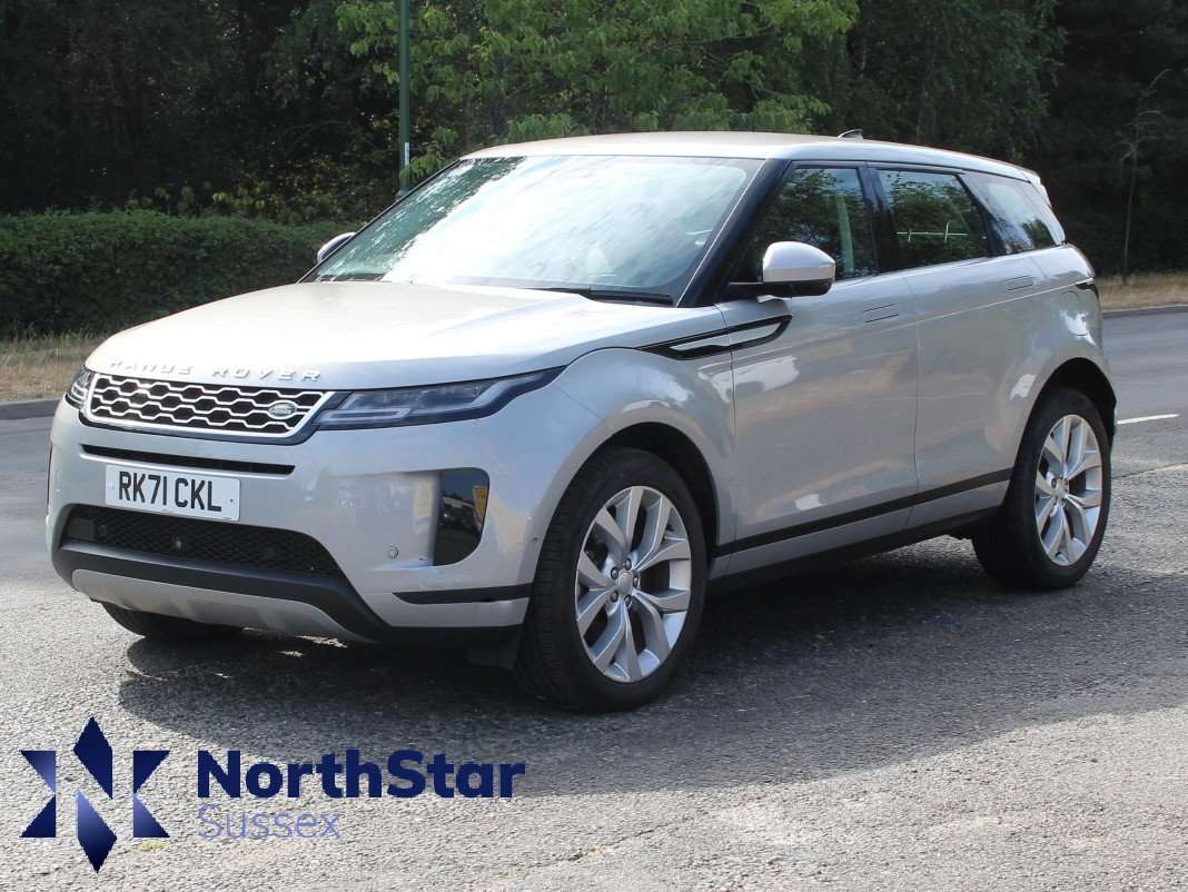 A 2021 LAND ROVER RANGE ROVER EVOQUE 1.5 P300e 12.2kWh SE SUV 5dr Petrol Plug-in Hybrid Auto 4WD Euro 6 (s/s) (309 ps) A 2021 LAND ROVER RANGE ROVER EVOQUE 1.5 P300e 12.2kWh SE SUV 5dr Petrol Plug-in Hybrid Auto 4WD Euro 6 (s/s) (309 ps)