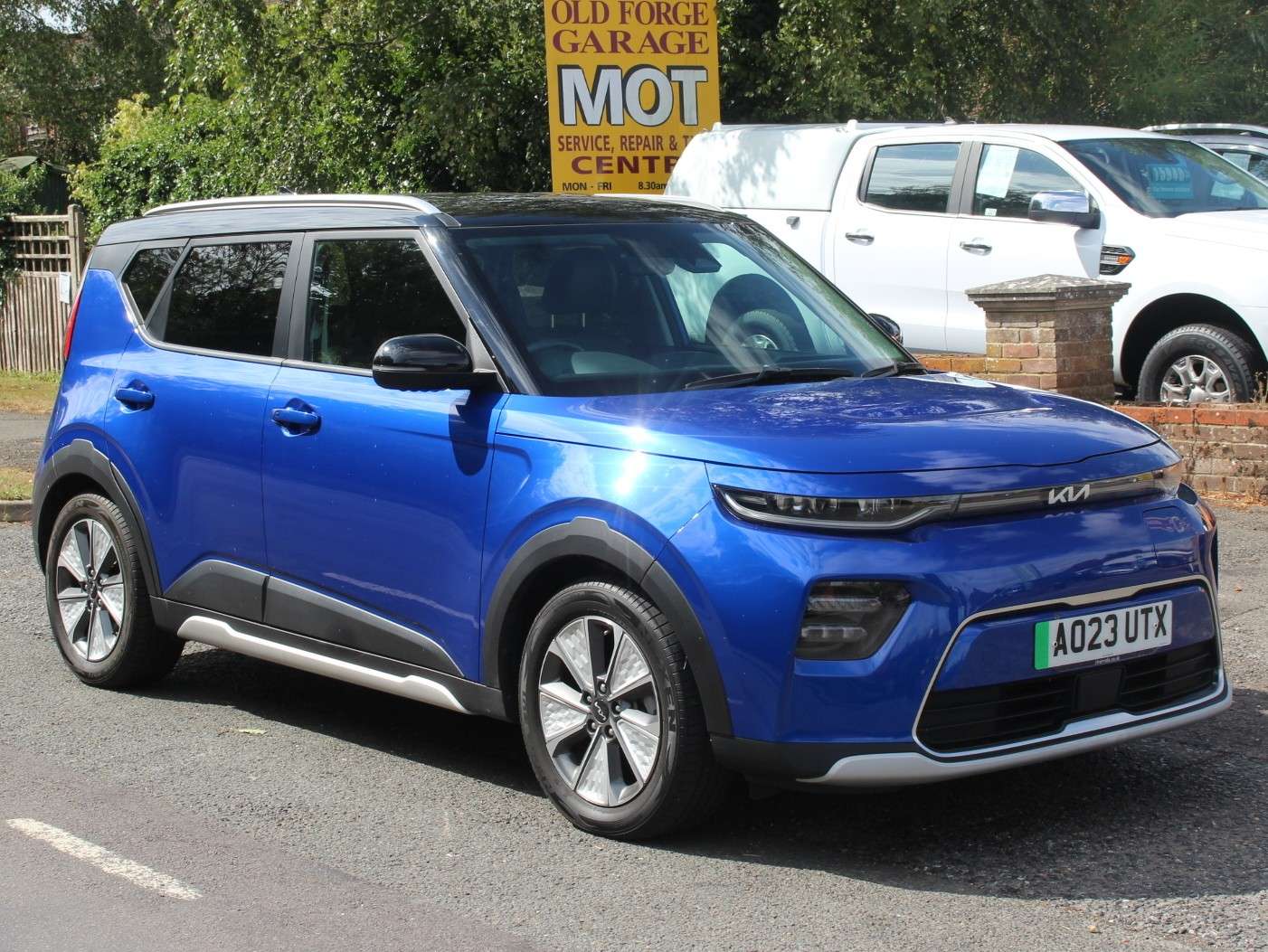 A 2023 KIA SOUL 64kWh Explore SUV 5dr Electric Auto (201 bhp) A 2023 KIA SOUL 64kWh Explore SUV 5dr Electric Auto (201 bhp)