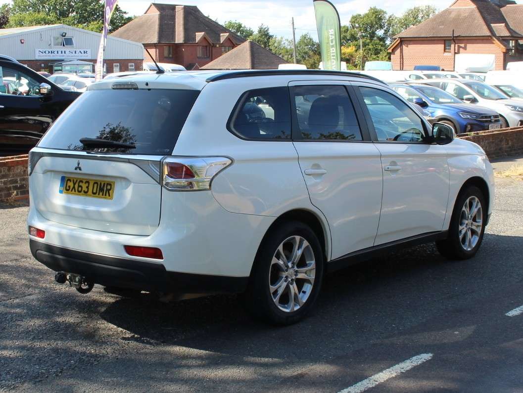 A 2013 MITSUBISHI OUTLANDER 2.2 DI-D GX3 SUV 5dr Diesel Manual 4WD Euro 5 (s/s) (150 ps) A 2013 MITSUBISHI OUTLANDER 2.2 DI-D GX3 SUV 5dr Diesel Manual 4WD Euro 5 (s/s) (150 ps)