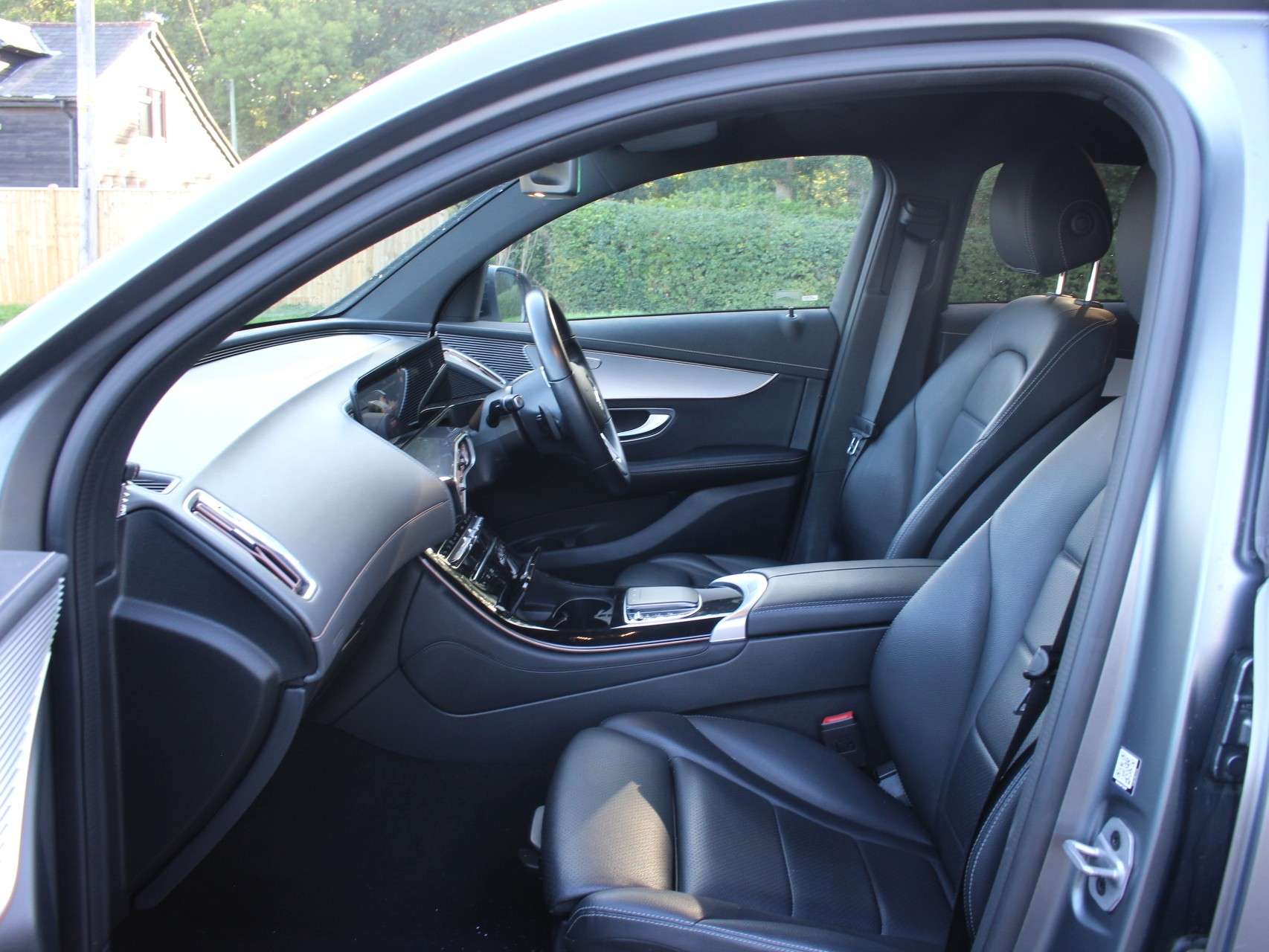 A 2022 MERCEDES-BENZ EQC EQC 400 80kWh Sport SUV 5dr Electric Auto 4MATIC (408 ps) A 2022 MERCEDES-BENZ EQC EQC 400 80kWh Sport SUV 5dr Electric Auto 4MATIC (408 ps)